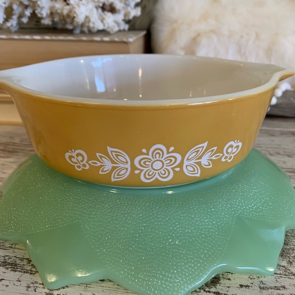 Vintage Floral Pyrex Dish 🌼 - Picture 5 of 6